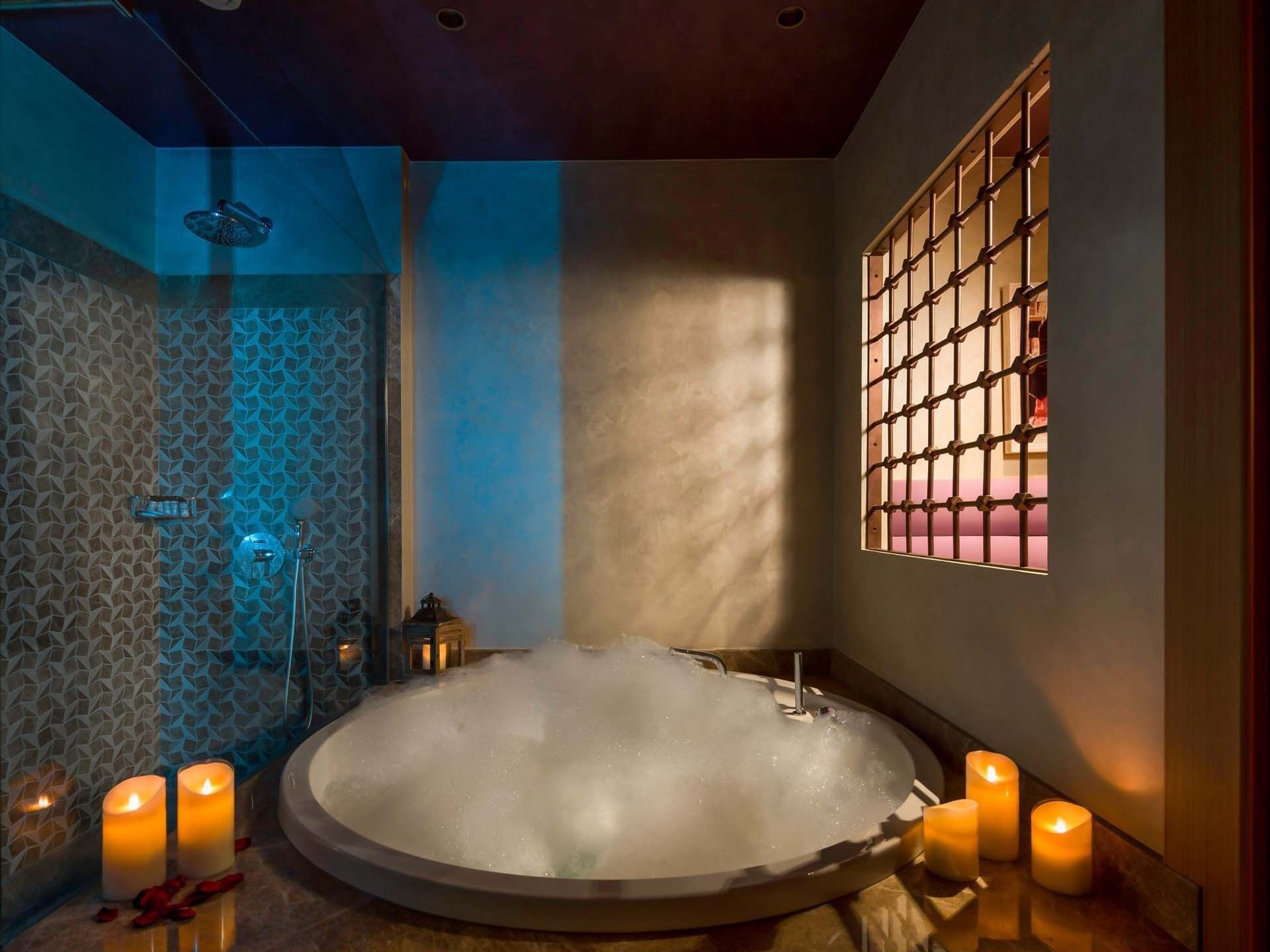 Titanic Port Bakırköy’deki BeFine Spa, sıcak buharla dolu jakuzi ve etrafını saran mumlarla huzur dolu bir spa deneyimi sunuyor.