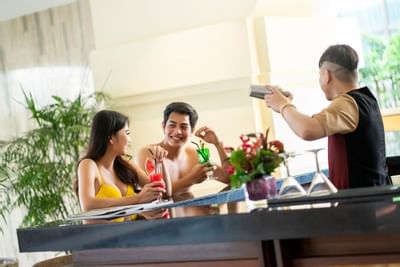 bartender preparing cocktails for couple