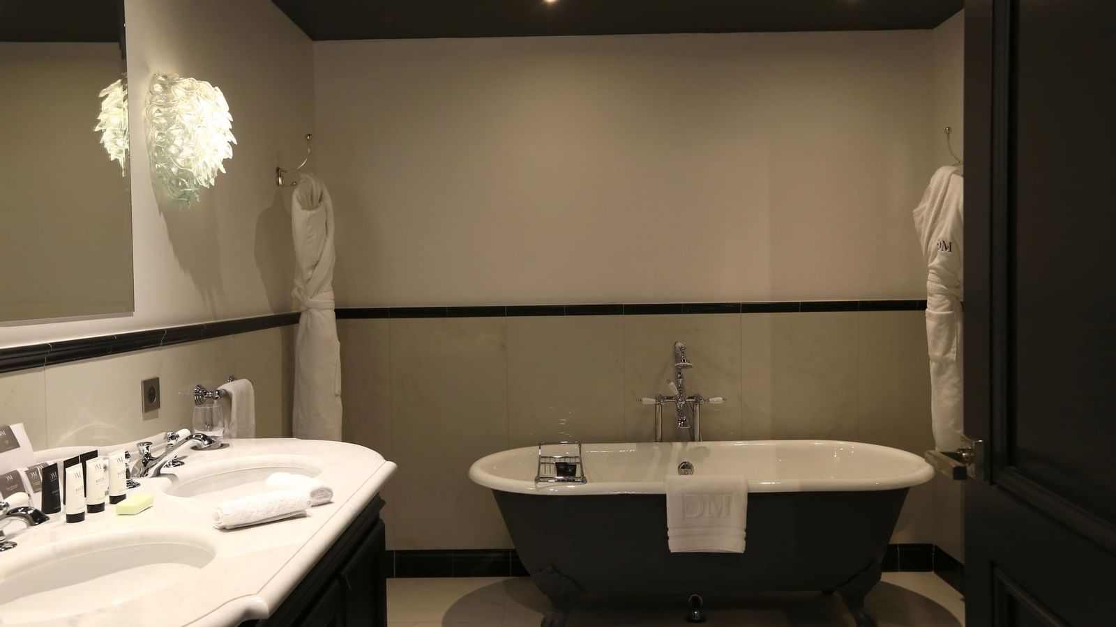 Baignoire et lavabo dans une chambre de luxe au Domaine De Manville