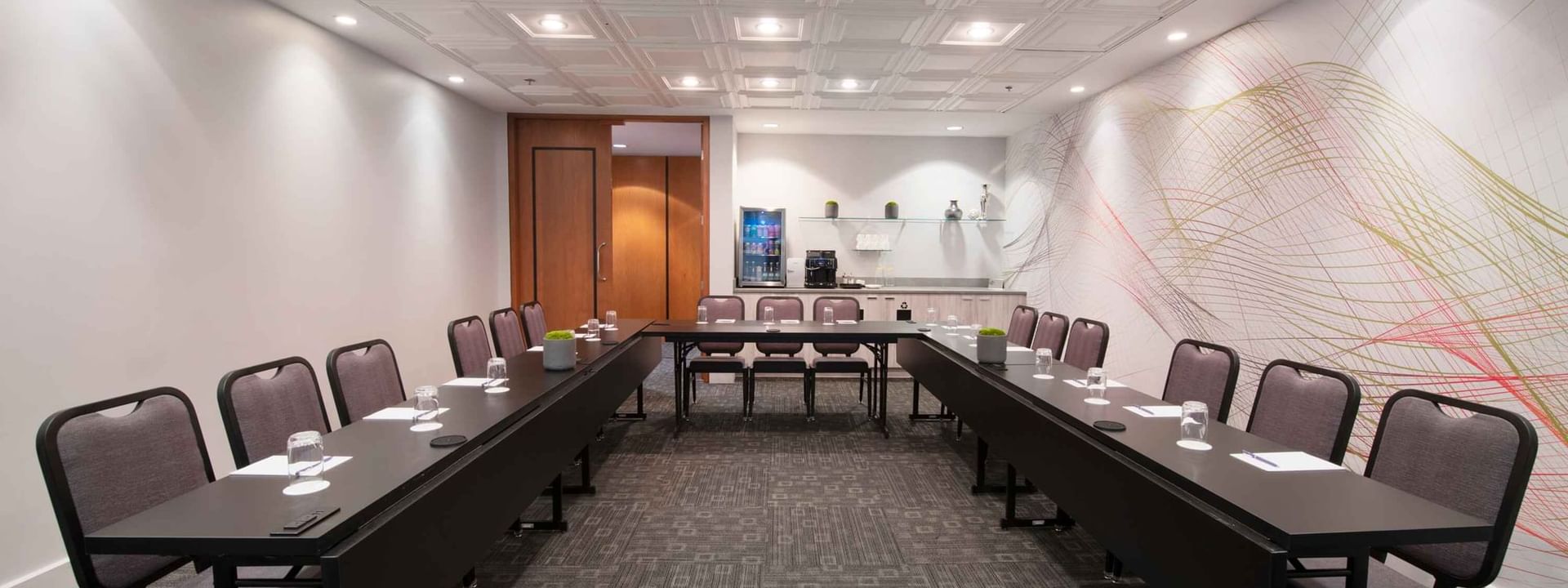 Disposition des tables en U avec moquette au Salon Stanley du Warwick Hotels and Resorts