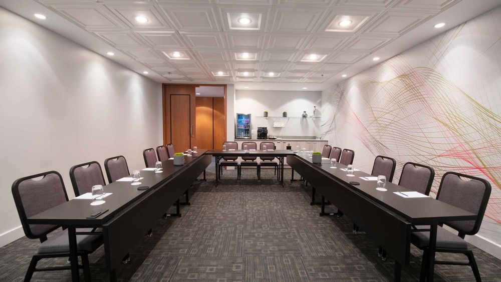 U-shaped table set-up with carpeted floors in Salon Stanley at Warwick Le Crystal Montreal