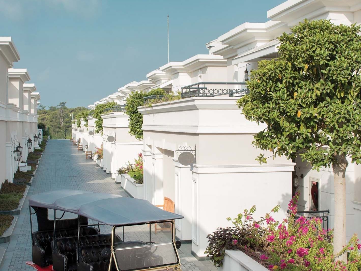 Exterior view of the Titanic Deluxe Golf Belekbuilding by a walking path