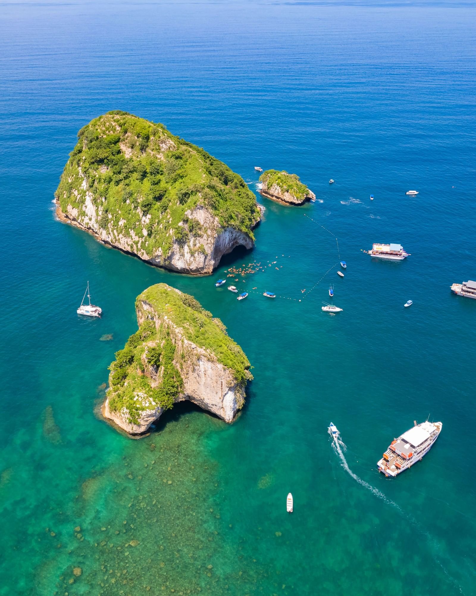 Estas icónicas formaciones rocosas de granito y su parque marino protegido ofrecen excelentes experiencias de snorkel, buceo y recorridos en barco al sur de Puerto Vallarta.