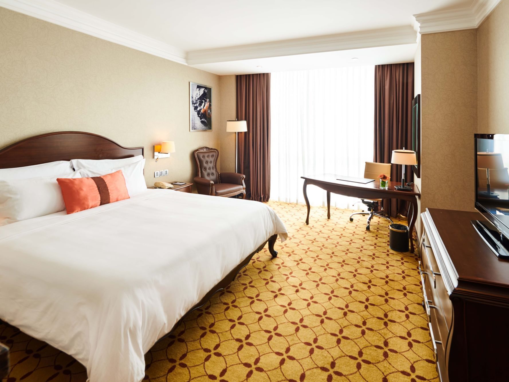 King Bed & furniture in Deluxe Room at Eastin Hotels