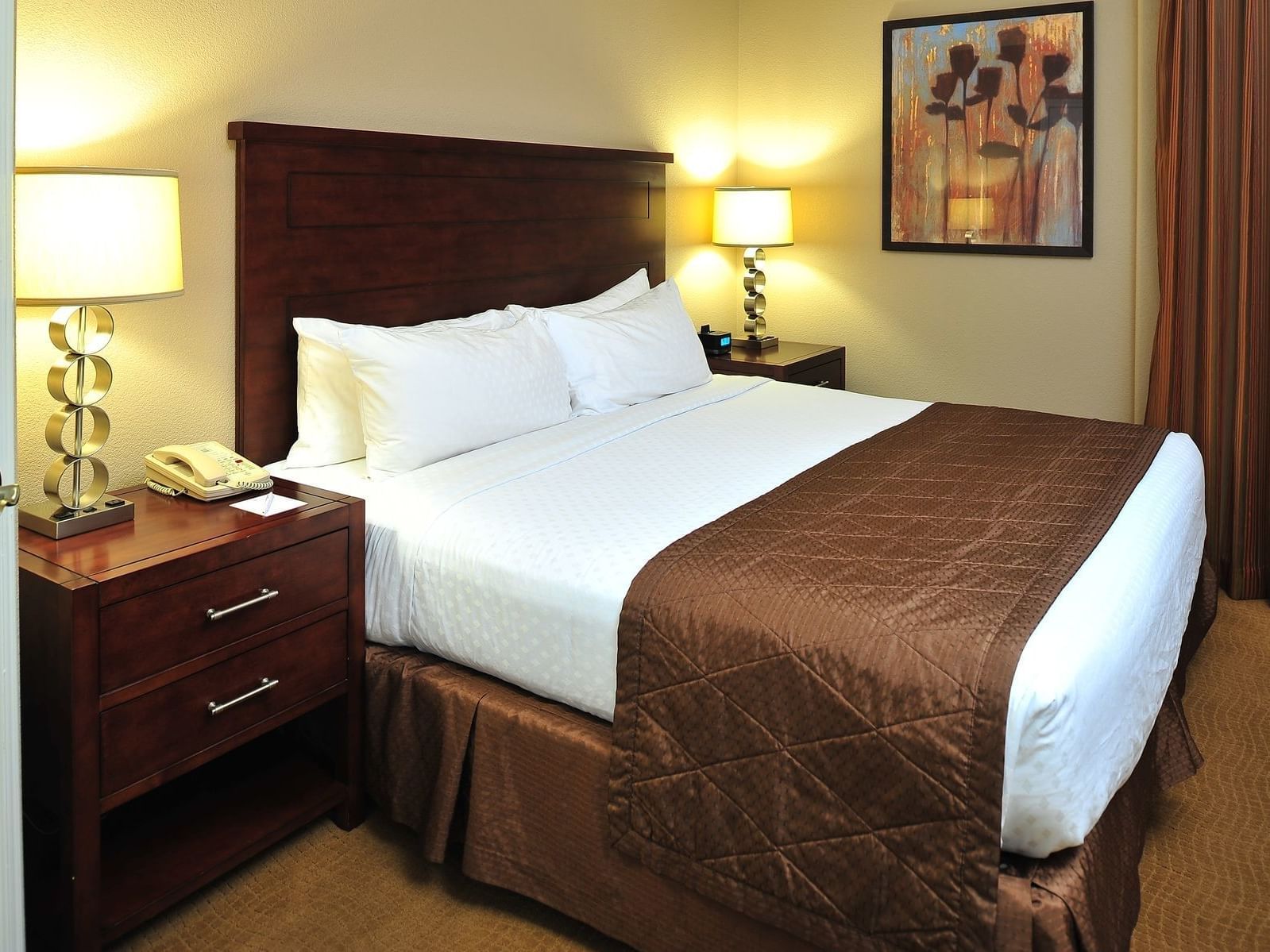 Luxury bed of Two Bedroom Suite at Diamond Sedona Portal Hotel