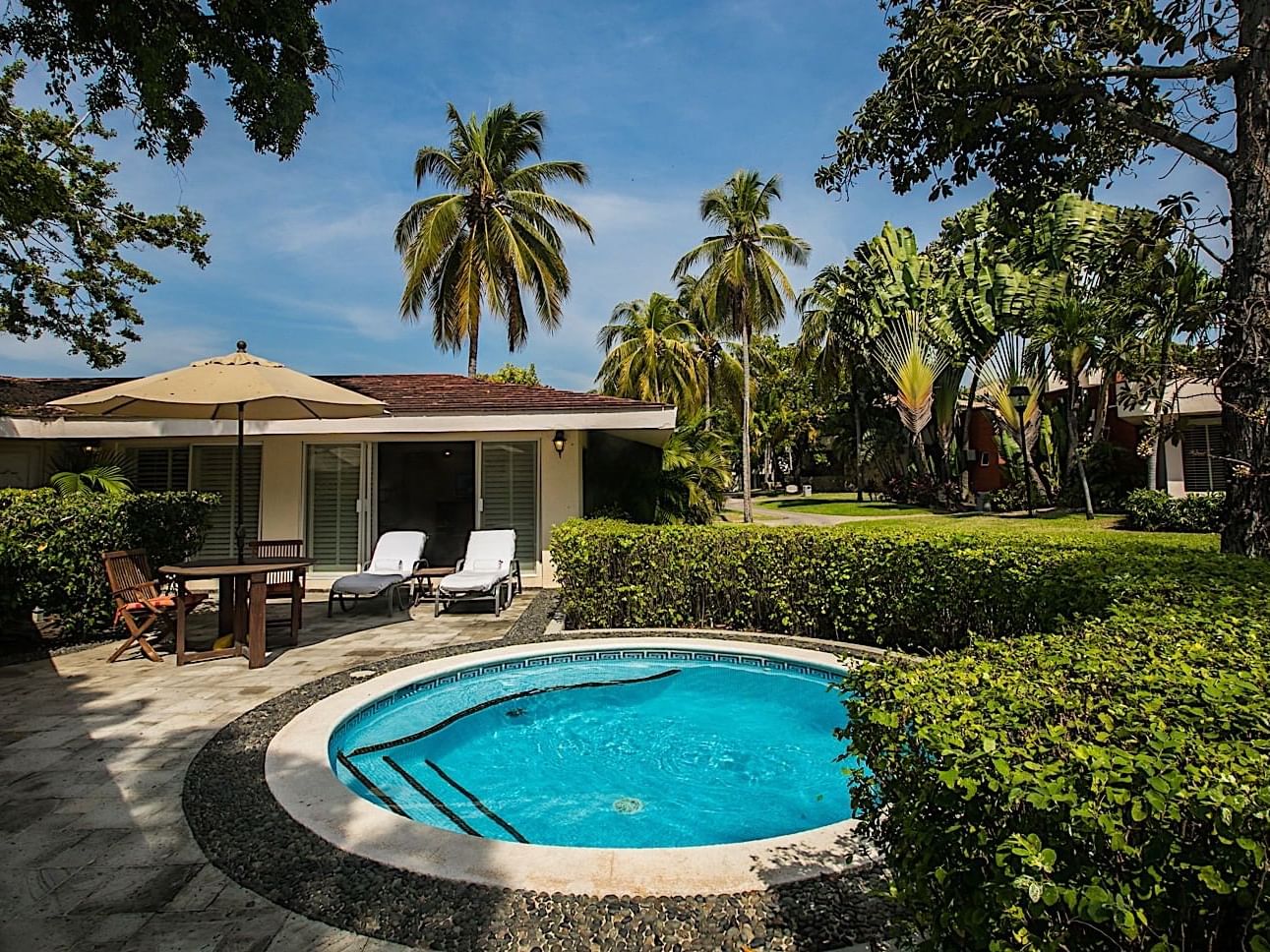Outdoor pool at Pierre Mundo Imperial