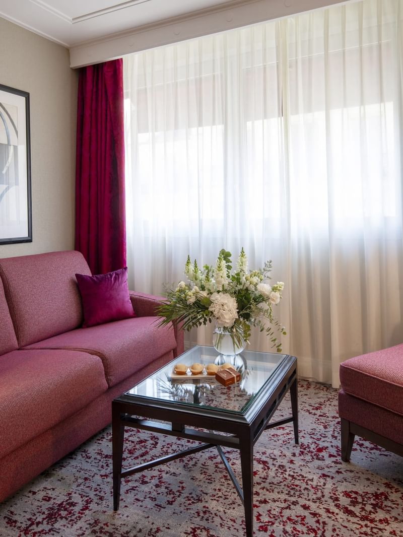 Chambre Executive avec grand lit, coin salon et fenêtre à l'hôtel Warwick Champs-Élysées à Paris.