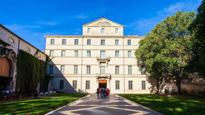 Vue extérieure et entrée du Musée Fabre près des Hôtels Oceania