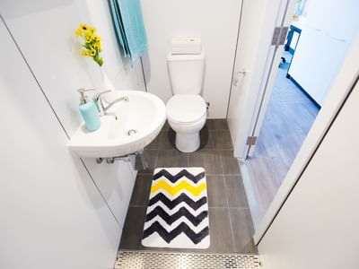 Park Central_Buranda Apartment Bathroom