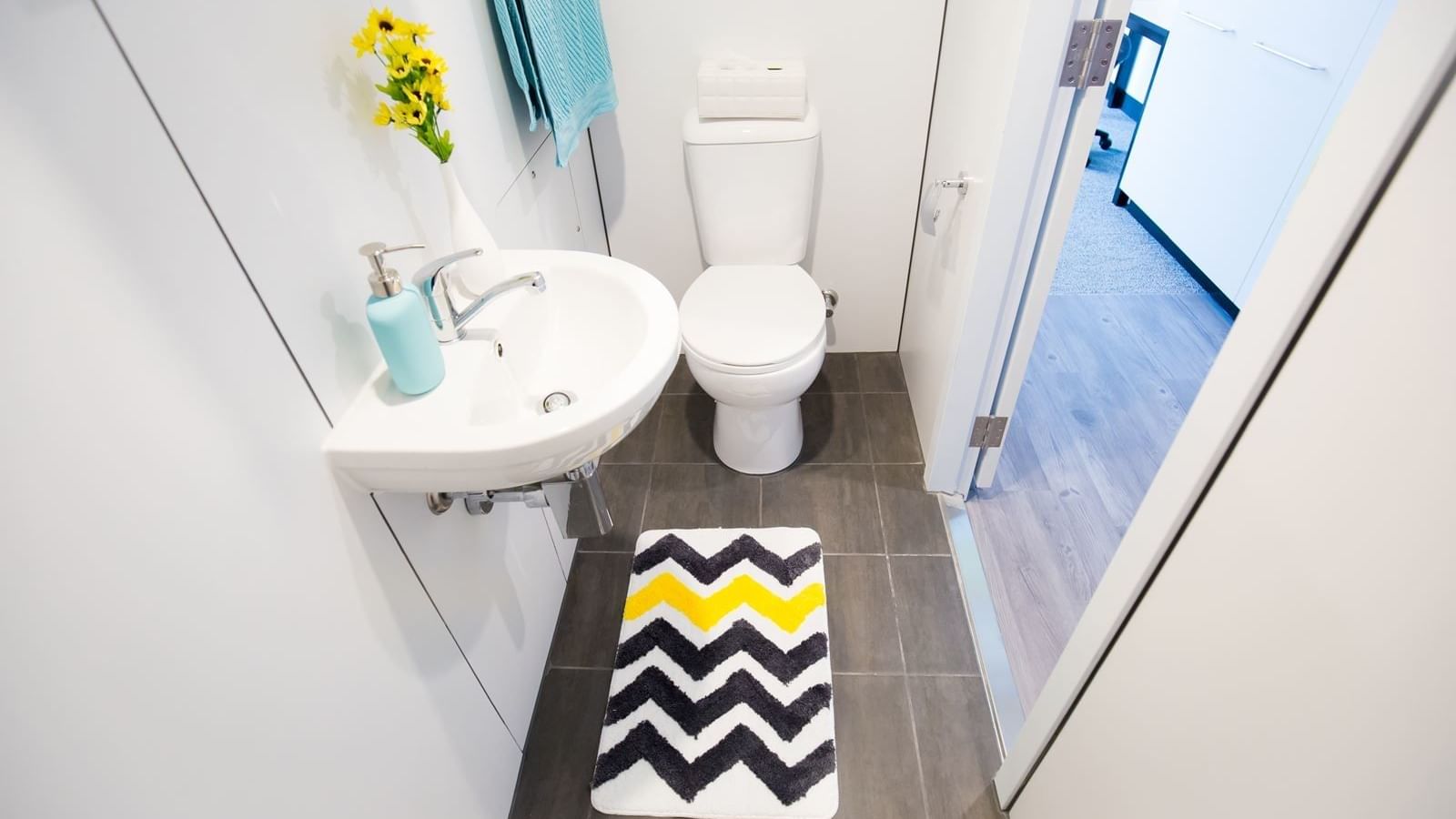 Park Central_Buranda Apartment Bathroom