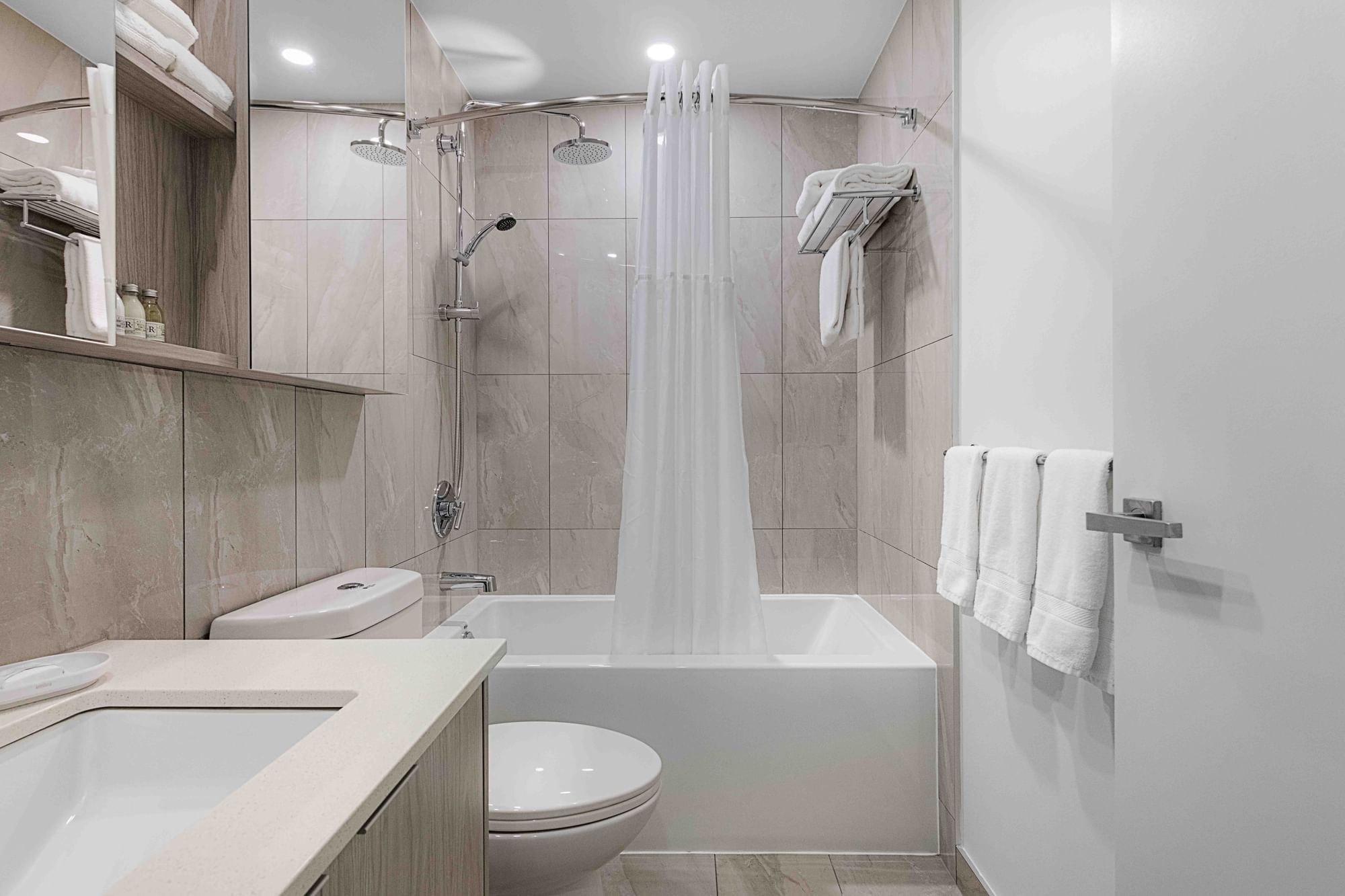 【R&B】room service Executive One-Bedroom Sparks | reStays Ottawa