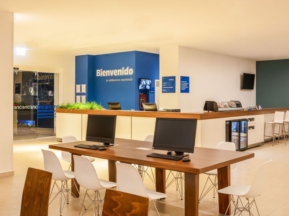 Mostrador de refrescos y estación de trabajo, One Hotels Business Center
