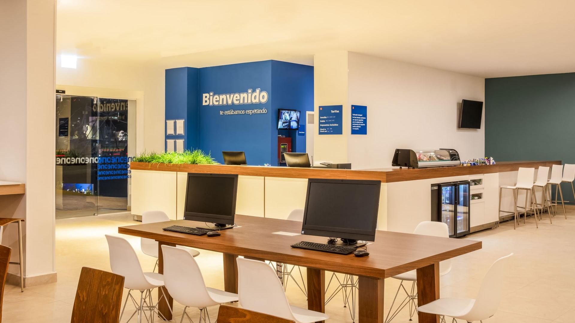 2-computers in Business Corner at One Ciudad de México La Raza