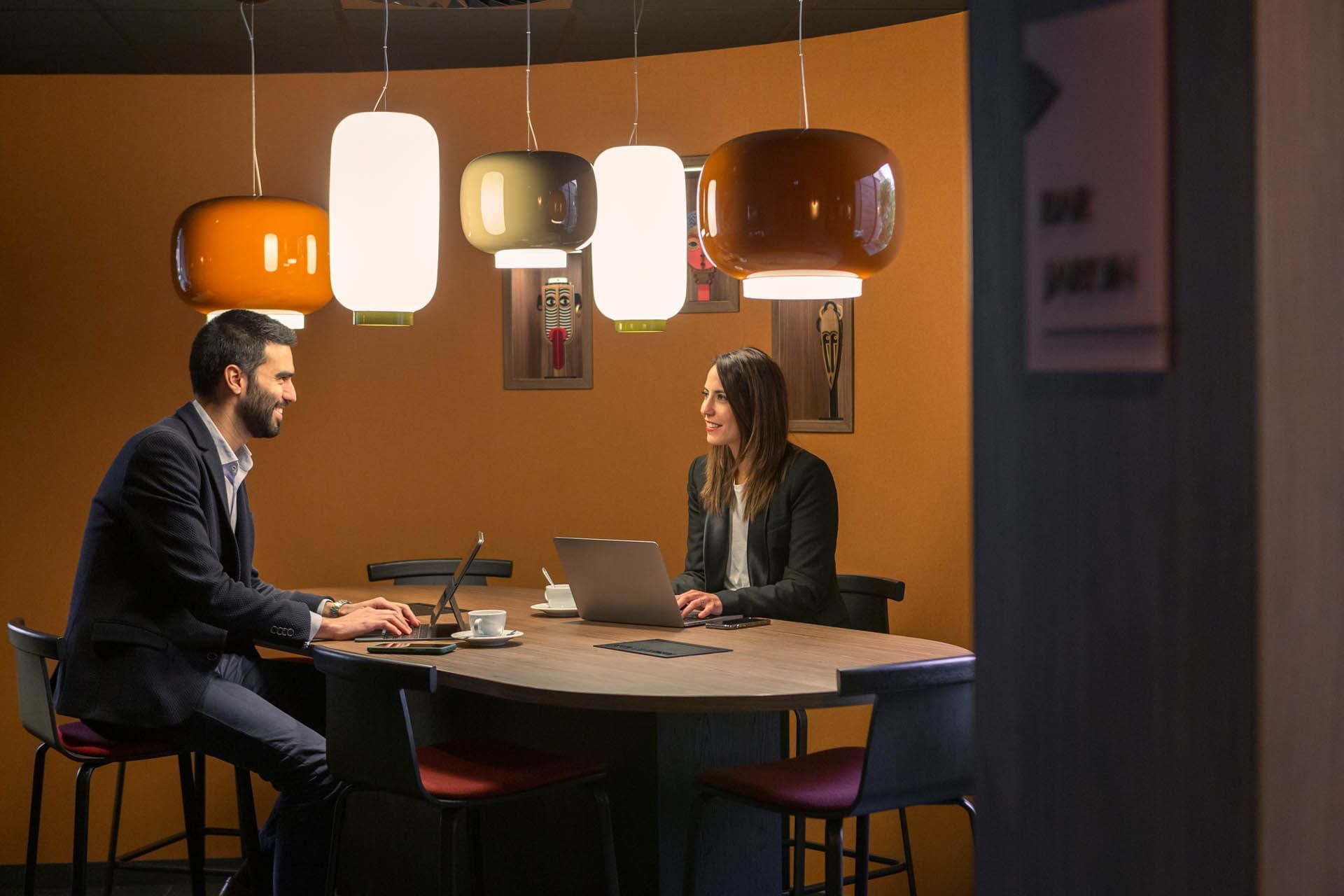 Deux personnes à une table basse à l'Oceania Paris Porte de Versailles