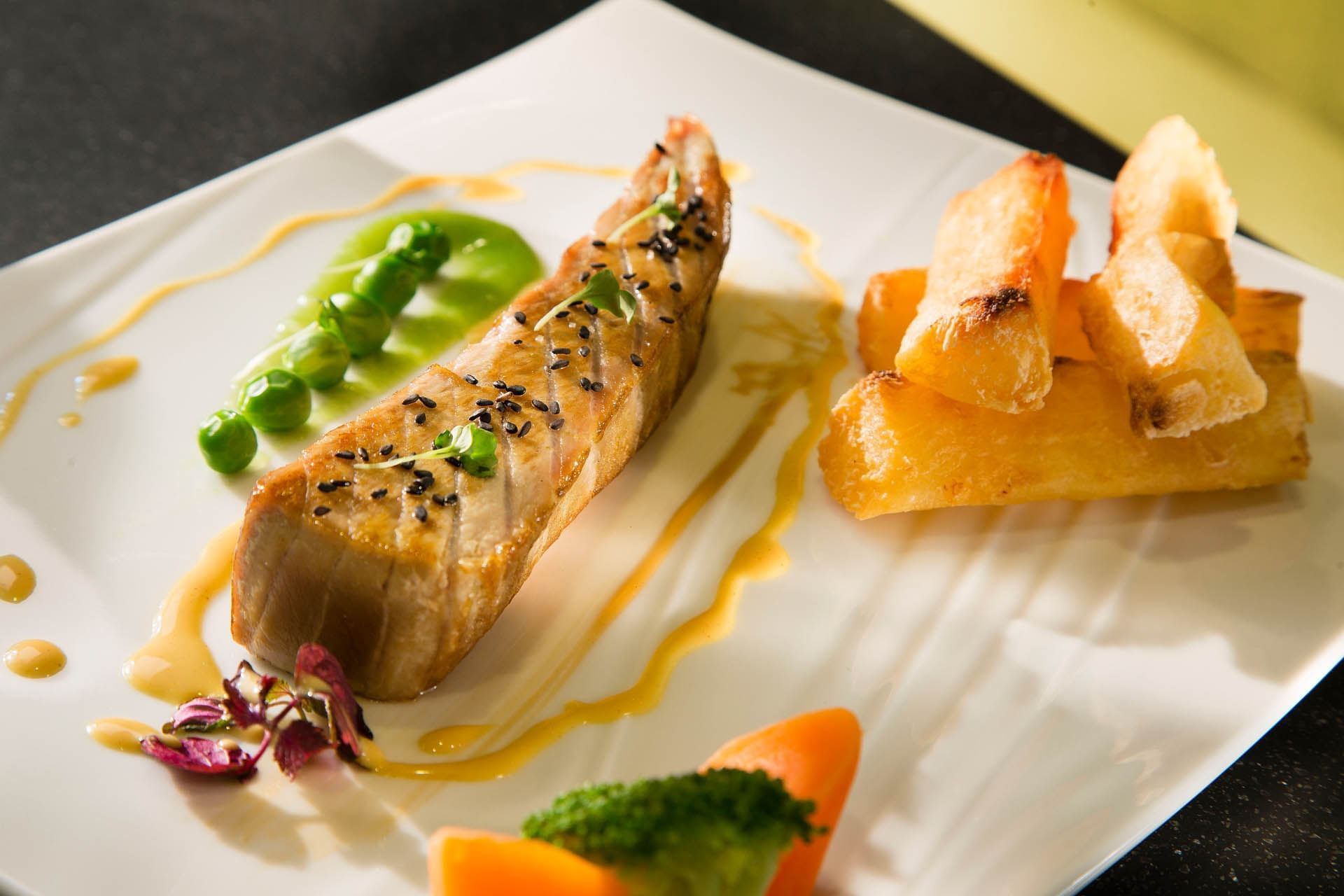 Assiette de saumon grillé à La Touraine à Oceania L'Univers Tours