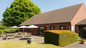 Exterior with the outdoor dining area at Hotel Le Gayant