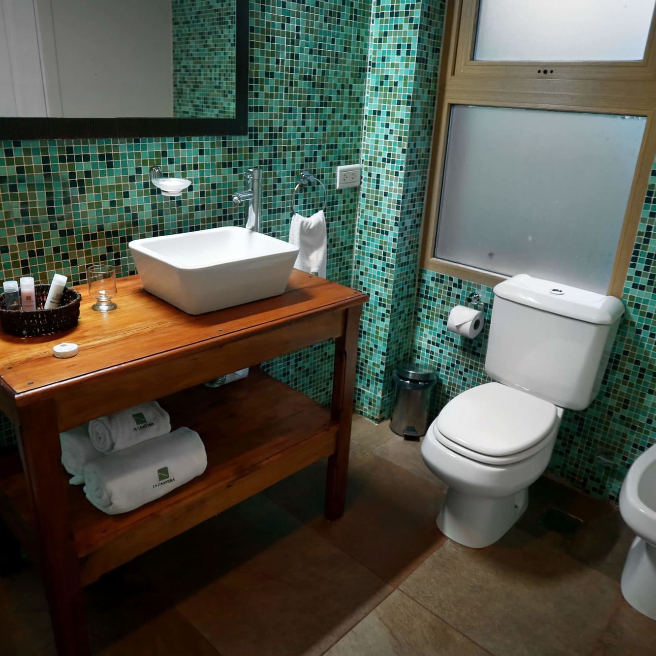 Vanity & toilets in the bathroom of La Cantera Lodge de Selva