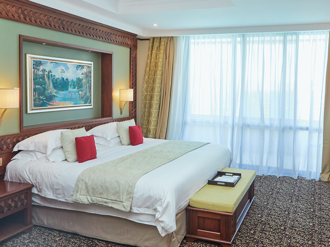 King bed in Diplomatic Suite at Goma Serena Hotelbed