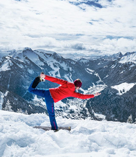  yoga dans la neige position d'équilibre activités hotel les gentianettes
