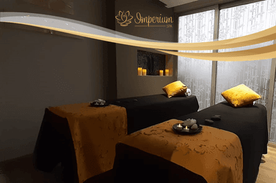 Primer plano de camas de spa en los hoteles Bluedoors 