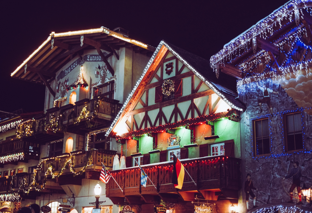 leavenworth streets lit up at christmastime