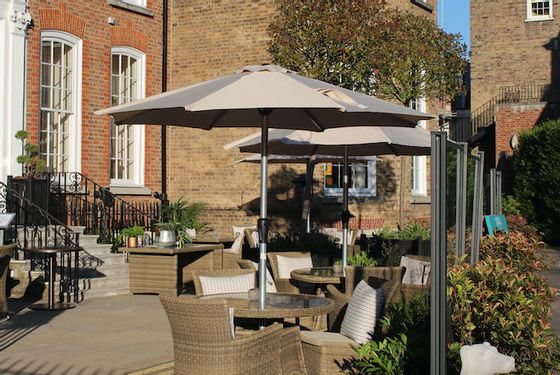 Exterior view of an outdoor dining area at Richmond Hill Hotel