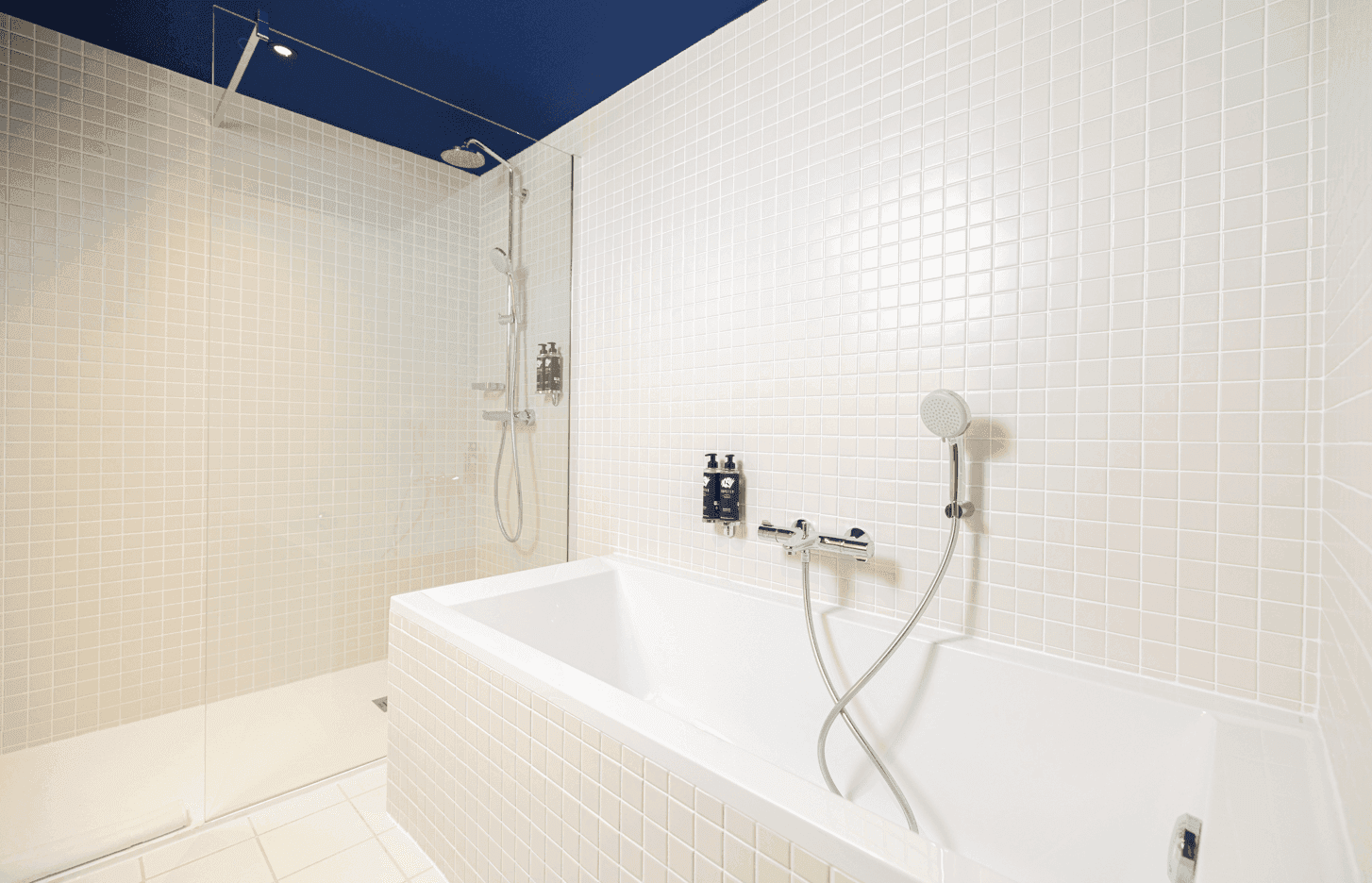 Shower & bathtub in Suite K at Kopster Hotel Paris Ouest Colombes