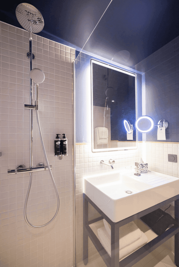 Bathroom vanity & amenities in Ekip Room at Kopster Hotel Paris Ouest Colombes