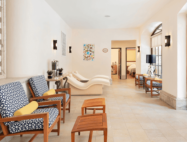 Lounge area with chairs and tables at Hotel Hacienda del Mar los Cabos