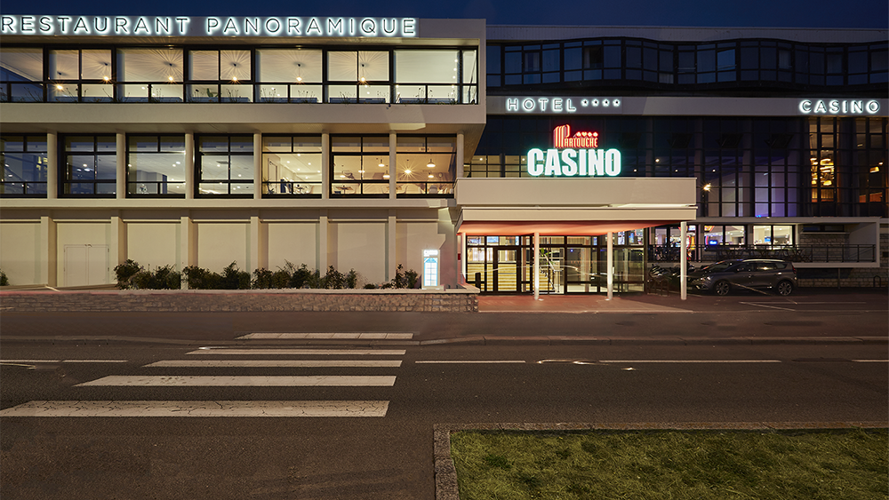 Entrée du Casino avec restaurant panoramique, hôtel et casino, vue de nuit.
