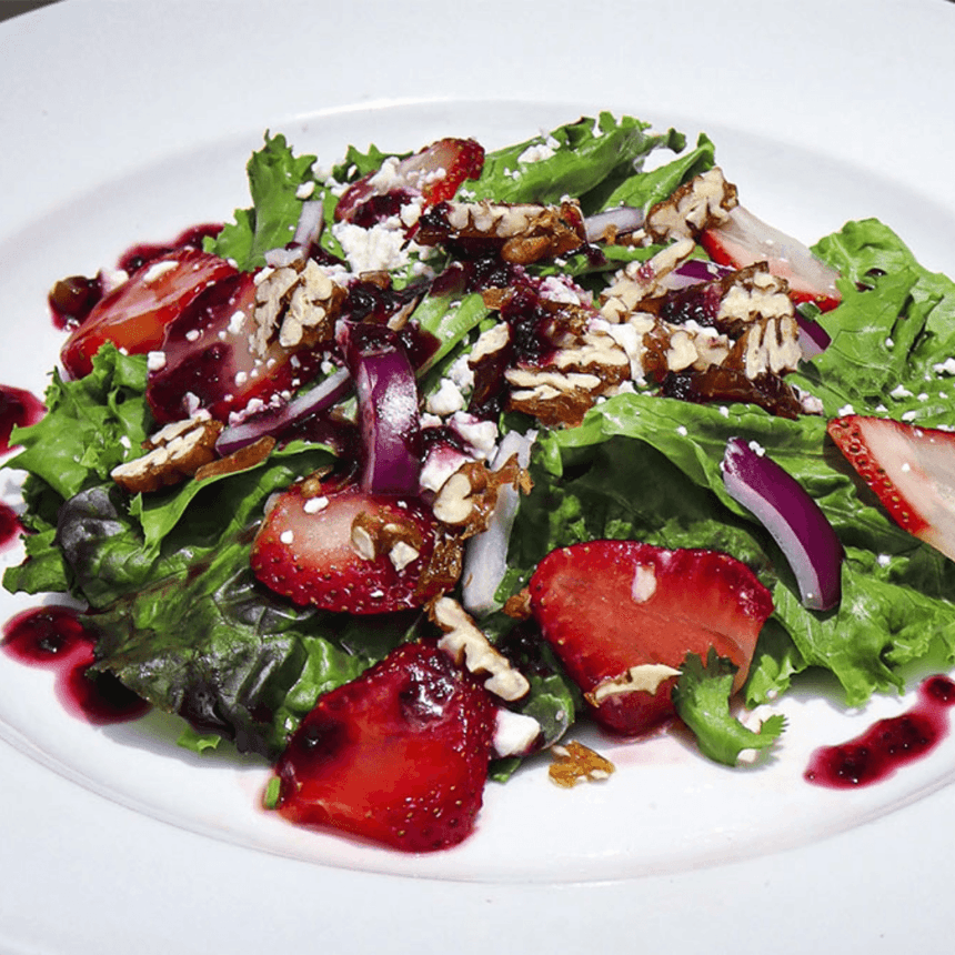 Ensalada fresca de fresas, hojas verdes, nueces caramelizadas y vinagreta de frutos rojos en La Pérgola de Araiza Palmira 