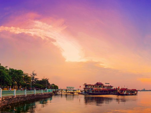 Exterior view of West Lake (Hồ Tay) near Hanoi Daewoo Hotel