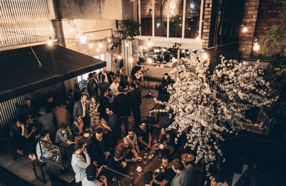 People dining in Everybody's Restaurant near Nesuto Stadium Hotel and Apartments