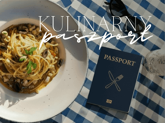 Talerz spaghetti z owocami morza obok paszportu kulinarnego na niebiesko-białym obrusie w kratkę