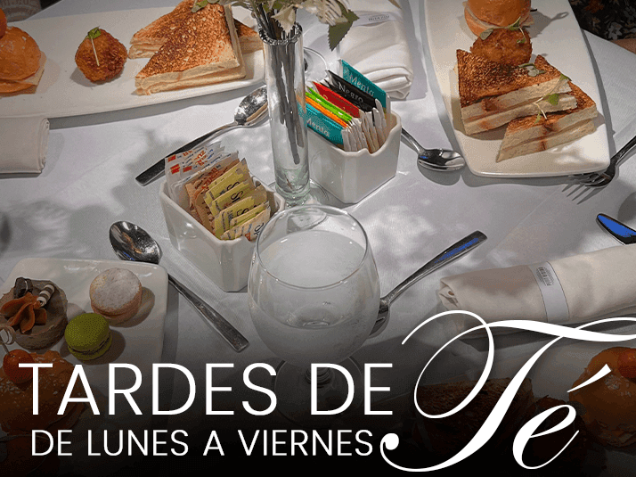 Cartel con mesa servida y ofertas de comida anunciadas en el Petit Bistro del Hotel Decapolis.