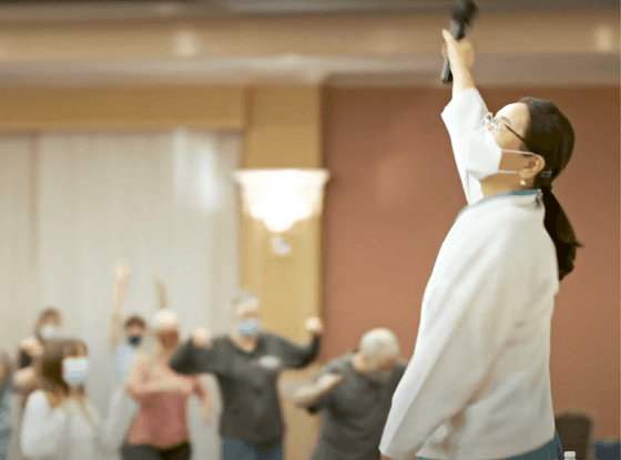 Lady lecturer holding her mic higher at Honor’s Haven Retreat