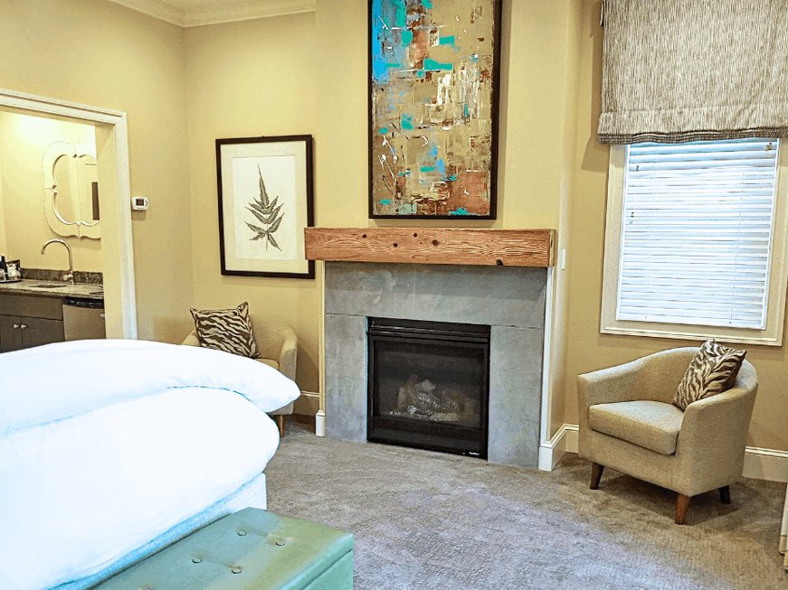 The Creekside West no. 5 with a comfy Sofa, fire place and art on the wall Hotels in the Inn at Willow Grove