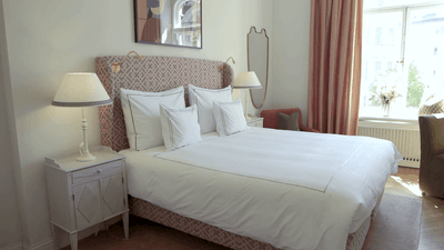 Bed & lamps in the Superior Twin Room at The Sparrow Hotel