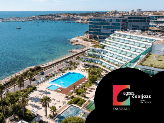 Vista aérea de hotel com piscinas e vista para o mar, com parceira do evento Ageas Cooljazz 2026.