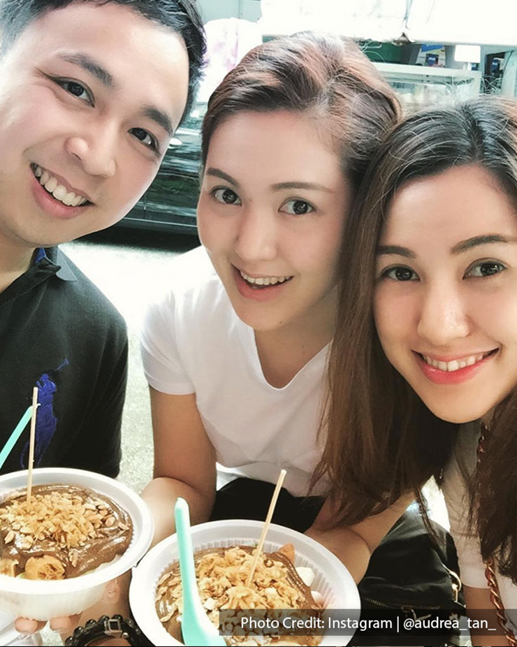 audrea tan and her friends were taking a selfie while enjoying their Hock Seng Rojak at Macallum Street Penang