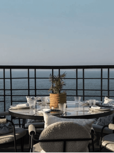منطقة لتناول الطعام في الهواء الطلق في مطعم Em Sharif المطل على المحيط في فندق Warwick Palm Beach - بيروت