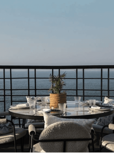 منطقة لتناول الطعام في الهواء الطلق في مطعم Em Sharif المطل على المحيط في فندق Warwick Palm Beach - بيروت