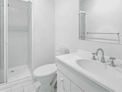 Student Living on A’Beckett - Apartment bathroom