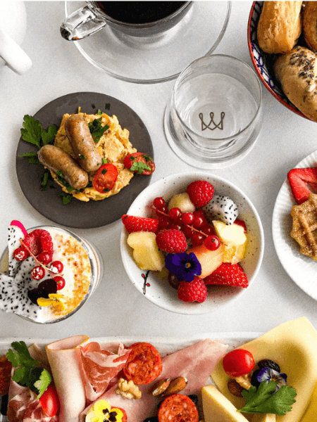 Variatie aan heerlijke gerechten en drankjes klaar voor 24-uursroomservice bij Hotel Barsey by Warwick in Brussel.