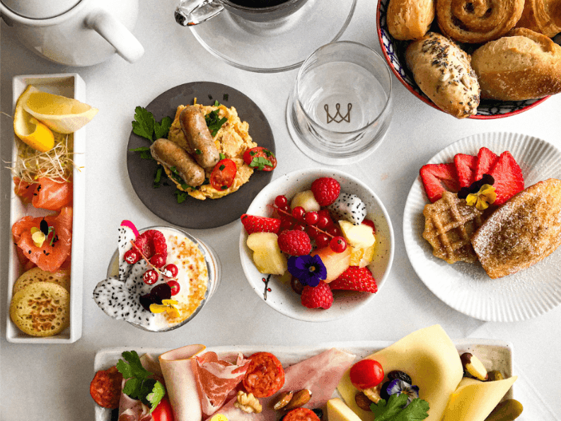Variatie aan heerlijke gerechten en drankjes klaar voor 24-uursroomservice bij Hotel Barsey by Warwick in Brussel.