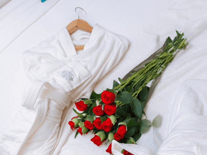 robe with roses