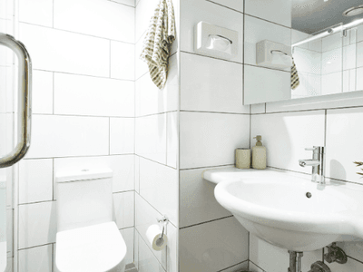 UniLodge Carlton - Ensuite Room (Bathroom)