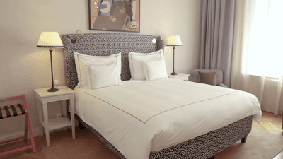 Room with a king bed & night lamps at The Sparrow Hotel