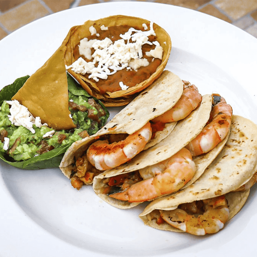 Tacos de camarón con guacamole y tostada crujiente con frijoles y queso en La Pérgola de Araiza Palmira 