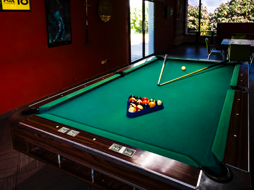 Mesa de billar pool con bolas y tacos para el disfrute de los huéspedes del Hotel Summit Rainforest.